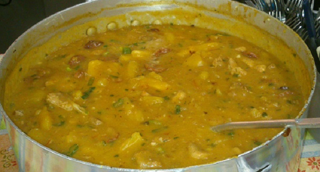 Sopa de mandioca com costela